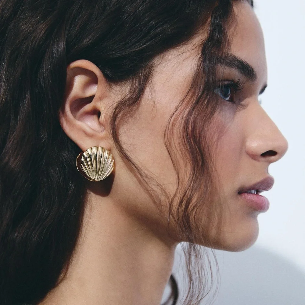 NWOT Unique Vintage Gold Clam Shell Earrings OS